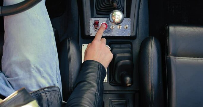 Accensione con pulsante start rosso di una macchina da fuoristrada