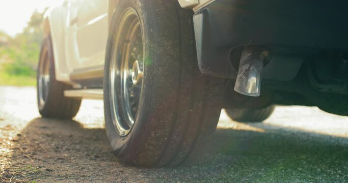Accensione tubo di scarico di un fuoristrada