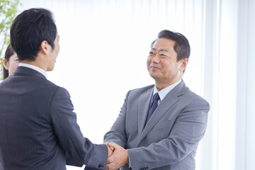 握手するビジネスマン