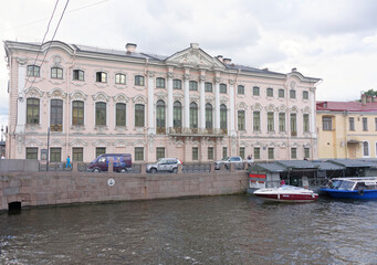 Fototapeta na wymiar View of the canal on July 5; 2015 in St. Petersburg