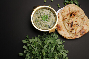 Methi Mutter Malai, Indian food server with naan or tandoori roti. - obrazy, fototapety, plakaty