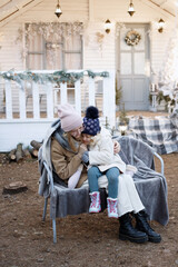 Obraz premium mom and daughter have fun on the face of winter