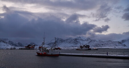 Obraz premium Traditional Norwegian fisherman's cabins and boats