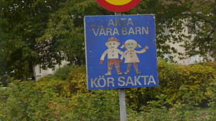 Warnschild spielende Kinder, fahr vorsichtig, Schweden - 398267103