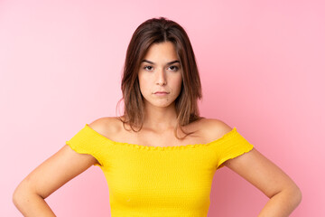 Obraz premium Teenager Brazilian girl over isolated pink background angry