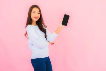 Naklejka premium Portrait beautiful young asian woman use smart mobile phone
