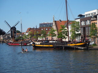 port de  Leiden, Pays-Bas avec ses gâteux et son moulin