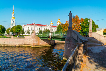 Fototapeta premium Bell tower and Sea Cathedral of St. Nicholas, Krasnogvardeysky bridge over the Griboyedov Canal, Saint Petersburg.