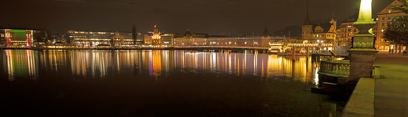 Fototapeta premium Nächtliches Uferpanorama in Luzern, Schweiz