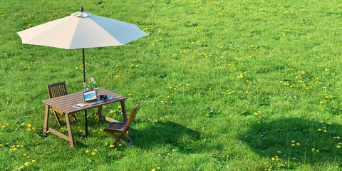 広々とした草原に置かれたウッドテーブルとノートPCの3Dレンダリンググラフィックス / ワーケーション・リゾートワークのコンセプトイメージ