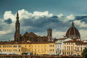 Naklejka premium Italia, Toscana, Firenze, veduta della città con nuvole.
