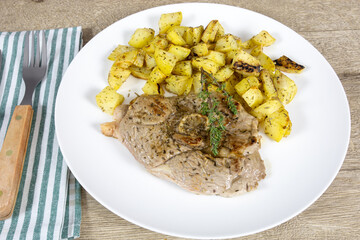 tranche de gigot d'agneau grillée et pommes de terre rissolées