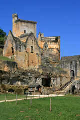 Obraz premium ruined medieval castle (commarque) in les eyzies-de-tayac-sireuil in france 