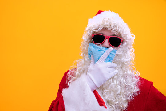 Cooler Weihnachtsmann mit Sonnenbrille und Maske