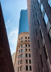 Obraz premium Looking up at skyscrapers and skies.