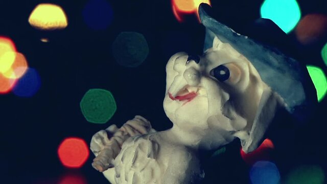 Coniglio pupazzo vintage con luci colorate a intermittenza.