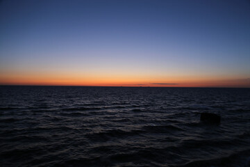 Blaue Stunde an der Ostsee Küste im Frühling