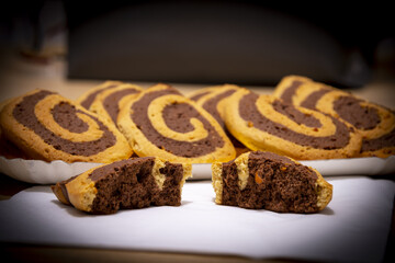 vassoio biscotti bicolore con biscotti rotti
