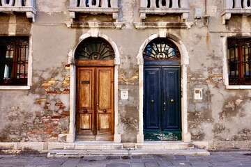 Fototapeta na wymiar old wooden door in venice