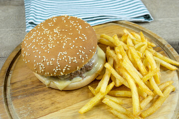 burger au boeuf et frites françaises