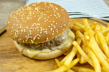 burger au boeuf et frites françaises