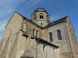 Fassade und Kirchturm der Klosterkirche in Sponheim