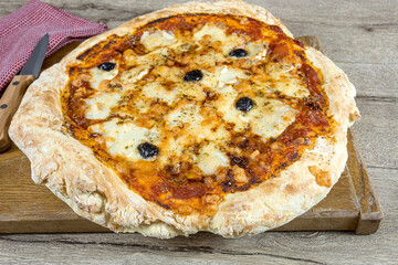 pizza au fromage sur une planche à découpé