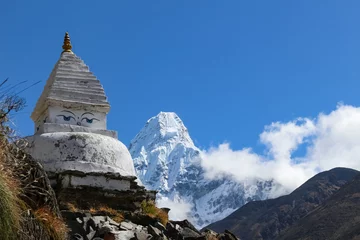 Vlies Fototapete Ama Dablam Buddhistischer Stupa im Hintergrund Himalaya-Gebirge, beim Everest Base Camp Trek, Mount Ama Dablam