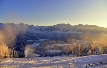Obraz na płótnie Canvas Naśnieżanie stoków narciarskich, armatki śnieżne, Tatry zima zaspy, duże opady śniegu