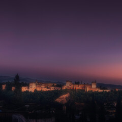 Fototapeta na wymiar Alhambra de Granada al anochecer