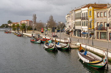 Fototapeta na wymiar view of the canals and colorful Moliceiro boats in the city center of Aveiro