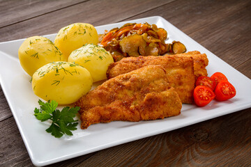ryba smażona z ziemniakami i sałatką