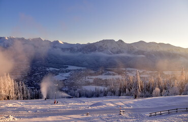 Naśnieżanie stoków narciarskich, armatki śnieżne, Tatry zima zaspy, duże opady śniegu