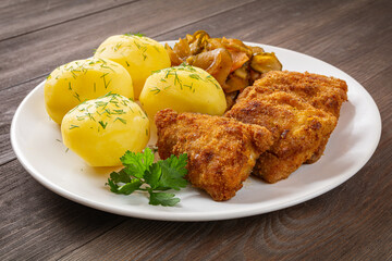 ryba smażona z ziemniakami i sałatką