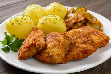ryba smażona z ziemniakami i sałatką