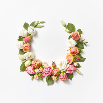 Round frame from roses flowers.