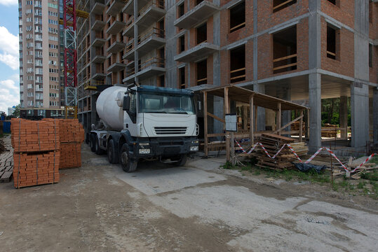Mixer, concrete mixer. Production of apartments, social housing.