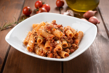 Piatto di deliziosa pasta con salsa alla bolognese, cibo Italiano