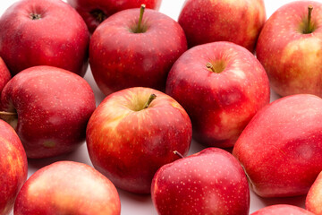 Fototapeta na wymiar Red apples lie on the table