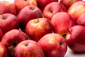 Fototapeta na wymiar Red apples lie on the table