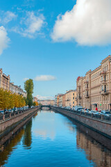 Obraz premium view of the Fontanka canal with beautiful houses on the shore against the blue sky