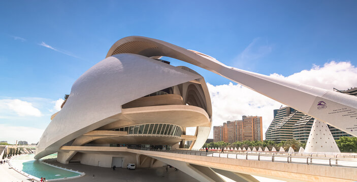 Vue de la Cit&eacute; des arts et des sciences de Valence cr&eacute;&eacute;e par l'architecte Santiago Calatrava. Complexe culturel situ&eacute; &agrave; Valence, Espagne, le 29 avril 2019.