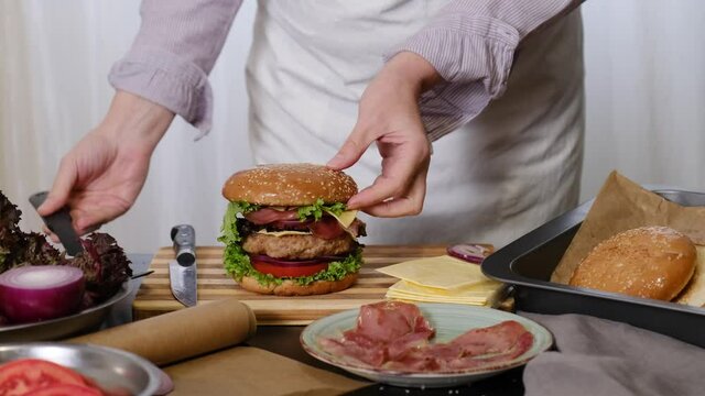 burger, fast, american, sandwich, food, cheeseburger, beef, hamburger, gourmet, bun, background, fastfood, meal, classic, tablet, online, internet, use, lunch, big, hands, desire, make, workplace, hol