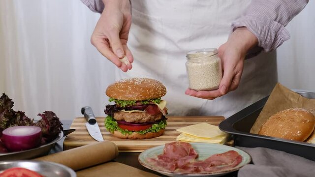 burger, fast, american, sandwich, food, cheeseburger, beef, hamburger, gourmet, bun, background, fastfood, meal, classic, tablet, online, internet, use, lunch, big, hands, desire, make, workplace, hol