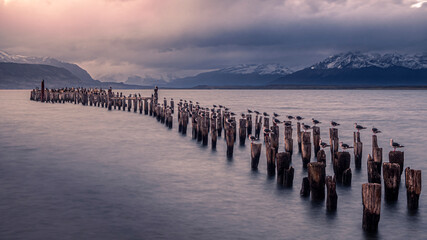 Fototapeta na wymiar old pier in the town of Puerto Natales