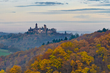 Fototapeta na wymiar Burg Braunfels in Hessen im Herbst, ist immer eine Reise wert
