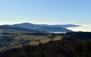 Fototapeta premium Blick vom Schauinsland auf eine Nebellandschaft