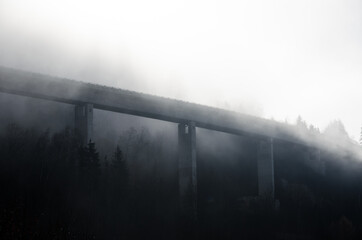 Straße über Brücke im mystischen Nebel
