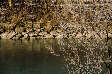 Frostiges Flussufer im Herbst oder Frühling