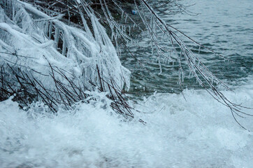 Gefrorene Äste im Fluss im Winter